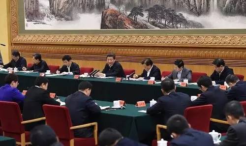 图为：2015年1月12日，中共中央总书记、国家主席、中央军委主席习近平在北京主持召开座谈会，同中央党校第一期县委书记研修班学员进行座谈并发表重要讲话。